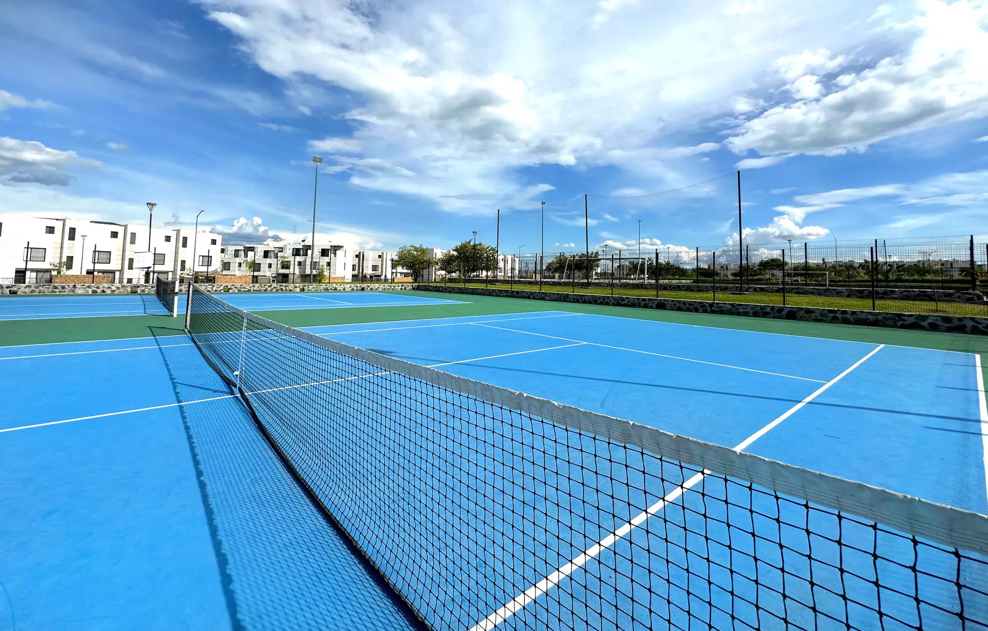 santafe-amenidades-tenis-65599ce77aaa8
